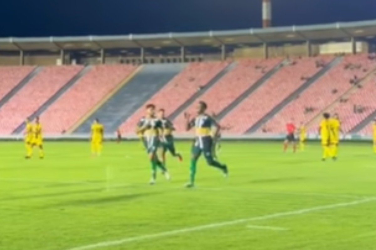 Jogadores do Uberlândia comemoram gol de empate com o Cascavel pela Série D (foto: Reprodução / Uberlândia)