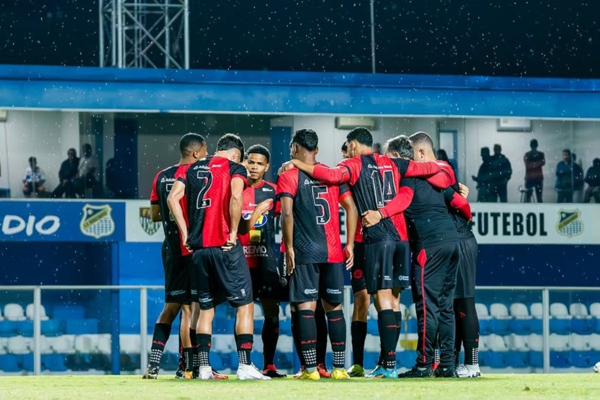Jogadores do Pouso Alegre antes de jogo contra o Água Santa pela Série D (foto: Gabriel Balak/ Pouso Alegre)