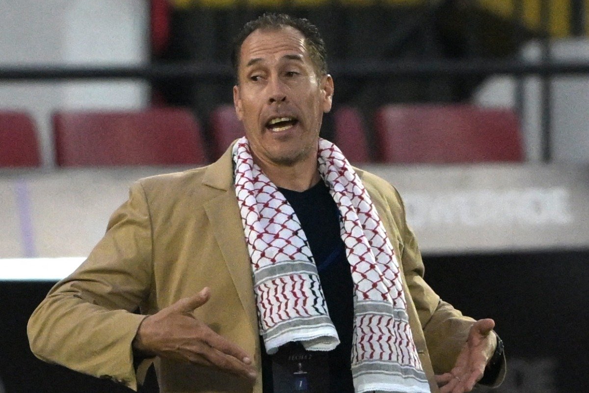 Lucas Bovaglio, técnico do Palestino, durante jogo da Copa Sul-Americana (foto: RODRIGO ARANGUA / AFP)