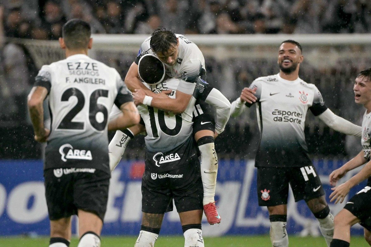 Jogadores do Corinthians comemoram gol na Libertadores (foto: NELSON ALMEIDA / AFP)