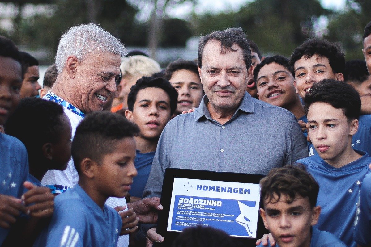 Pedro Lourenço carrega placa em homenagem a Joãozinho, ídolo do Cruzeiro (foto: Gustavo Martins/ Cruzeiro)