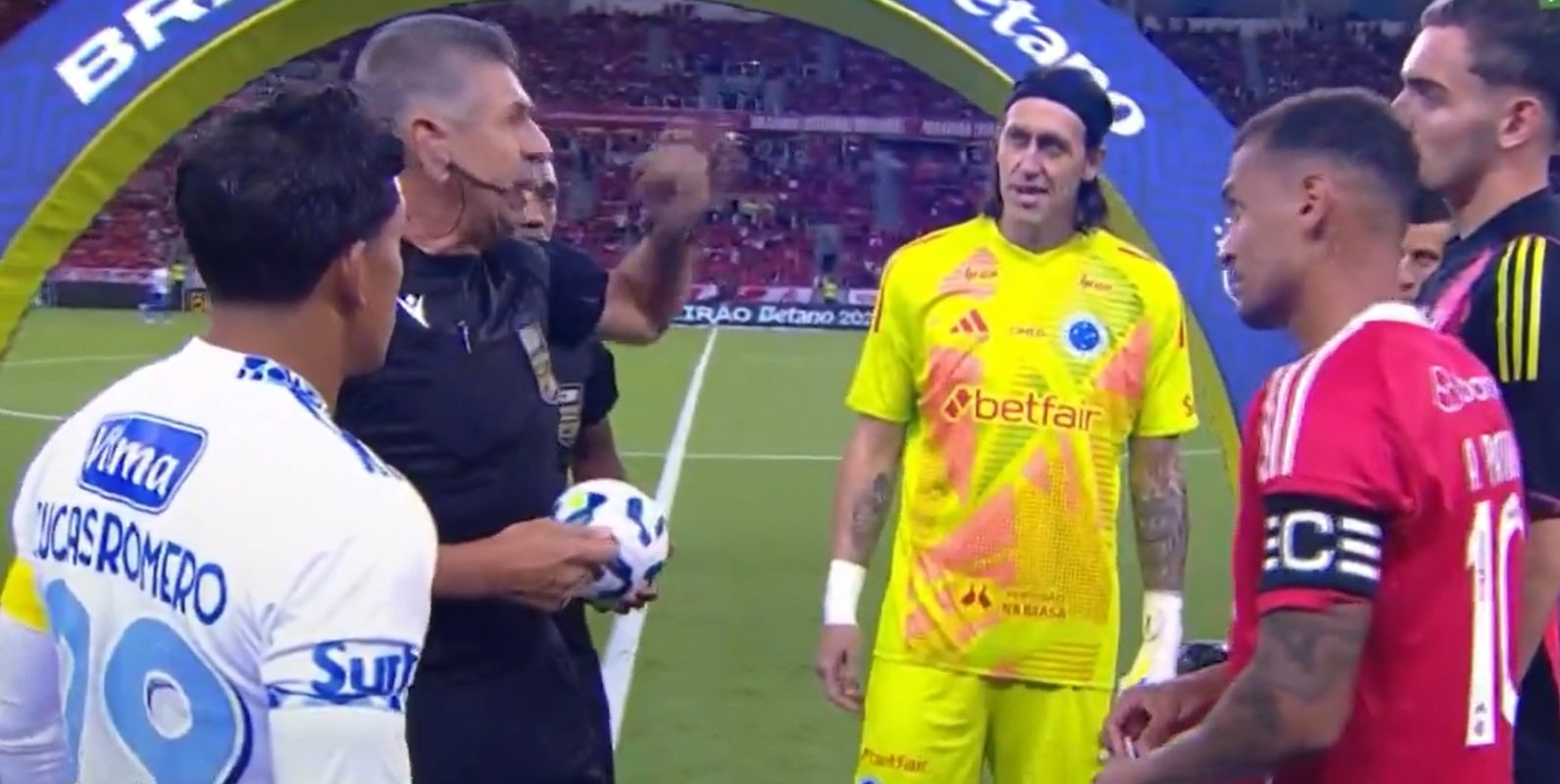 Árbitro Marcelo de Lima Henrique conversa com Lucas Romero e Cássio, do Cruzeiro, e Alan Patrick e Anthoni, do Internacional (foto: Reprodução/Premiere)