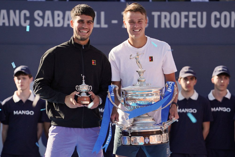 Carlos Alcaraz e Holger Rune no pódio do ATP 500 de Barcelona (foto: Manaure Quintero/AFP)