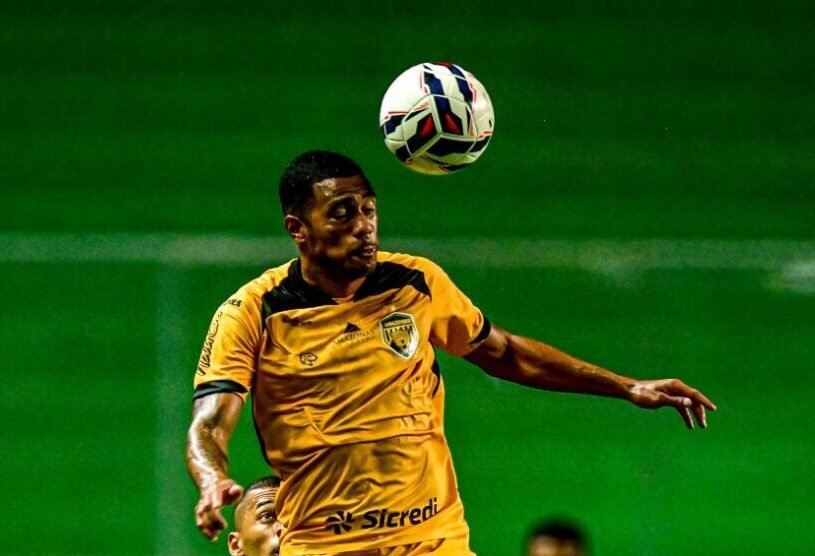 Amazonas enfrenta Avaí (foto: Mourão Panda/América)