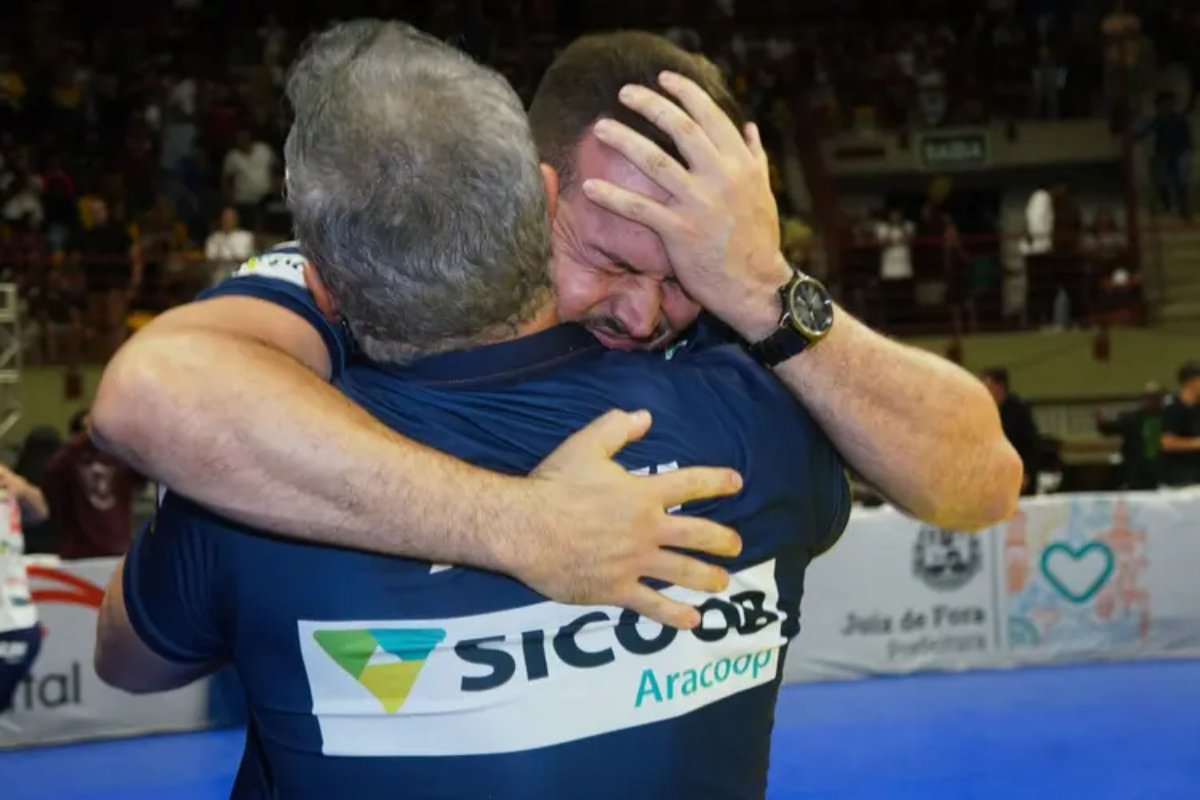 Anderson Pereira se emocionou após Monte Carmelo conquistar a Superliga Masculina de Vôlei (foto: Divulgação/CBV)
