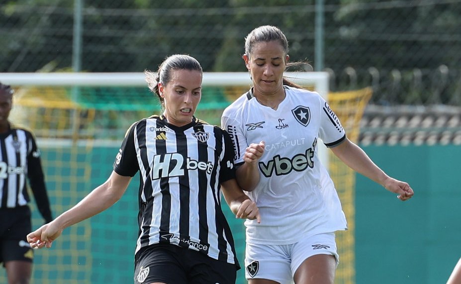 Disputa de bola em duelo entre Atlético e Botafogo pela Série A2 do Campeonato Brasileiro Feminino (foto: Daniela Veiga/Atlético)