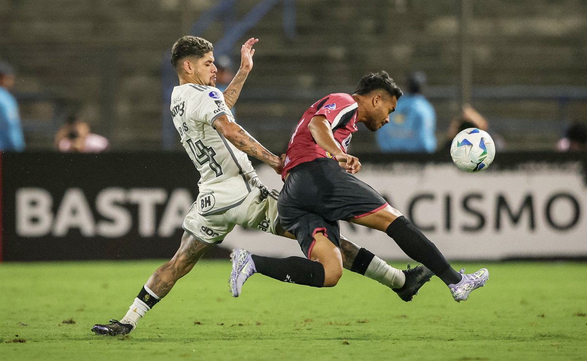 Rubens desarma adversário durante embate entre Atlético e Caracas (foto: Pedro Souza/Atlético)