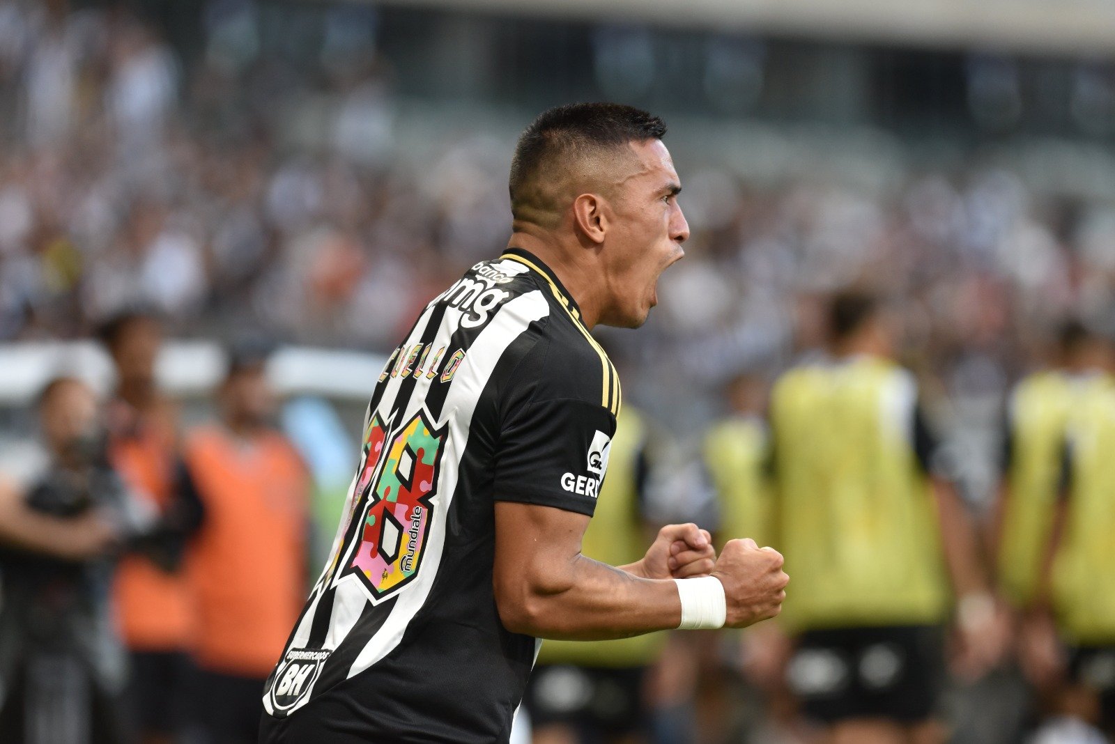 Atacante Cuello, do Atlético, vibra com os braços (foto: Ramon Lisboa/EM/D.A Press)