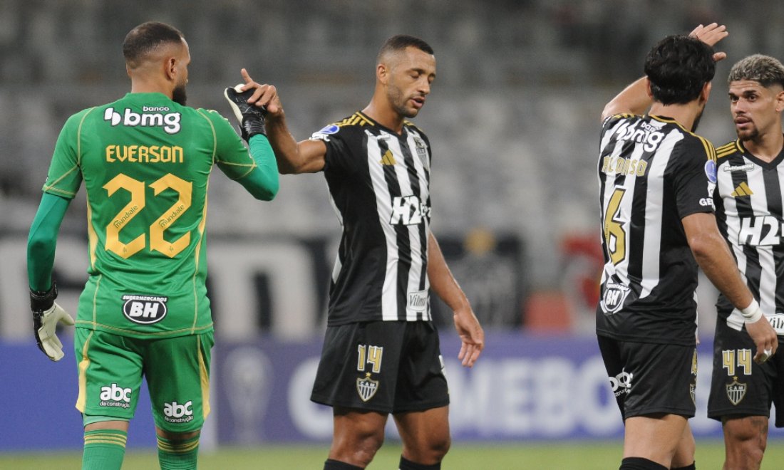Jogadores do Atlético reunidos durante jogo no Mineirão (foto: Alexandre Guzanshe/EM/D.A. Press)