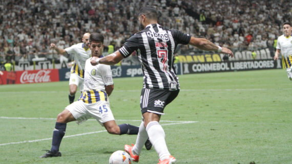 Hulk em lance individual no duelo entre Atlético e Rosario Central pela Libertadores (foto: Edésio Ferreira/EM/D.A Press)