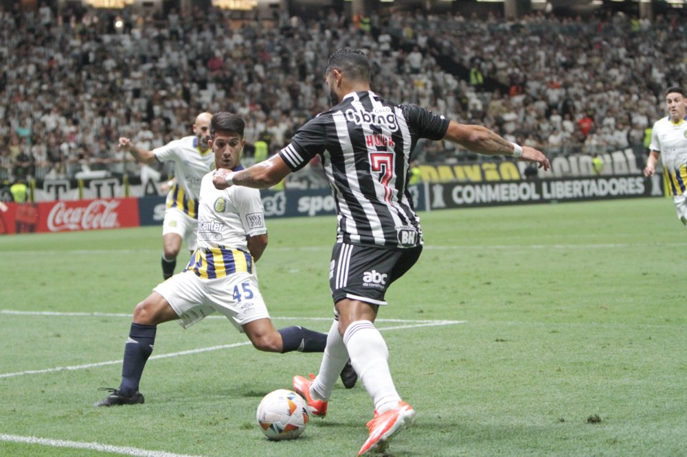 Hulk em lance individual no duelo entre Atlético e Rosario Central pela Libertadores (foto: Edésio Ferreira/EM/D.A Press)