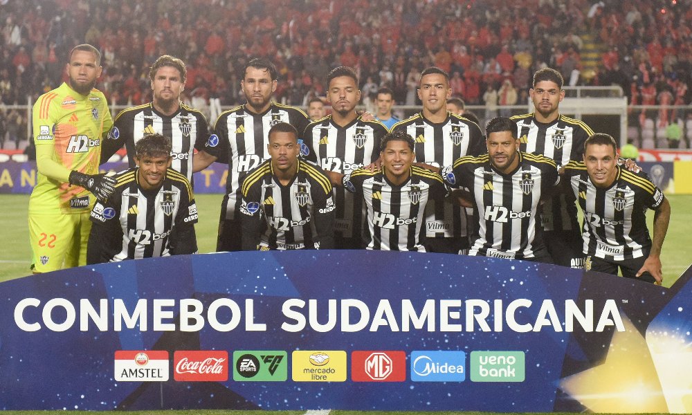 Jogadores do Atlético antes do jogo contra o Cienciano na Sul-Americana (foto: Ivan FLORES / AFP)