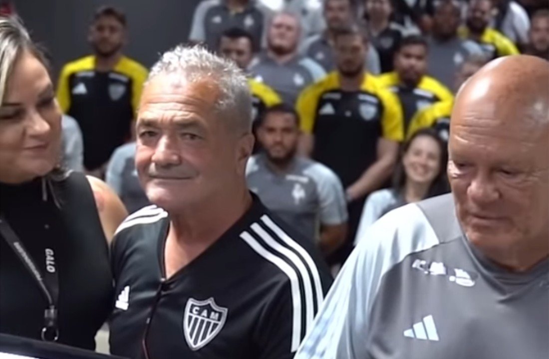 Ao centro, Eugênio Salomão, Baiano, com a camisa preta do Atlético (foto: Reprodução de vídeo)