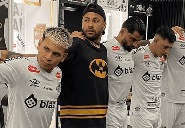 Com camisa do Batman, Neymar foi ao vestiário do Santos antes da partida contra o Bahia (foto: Reprodução)