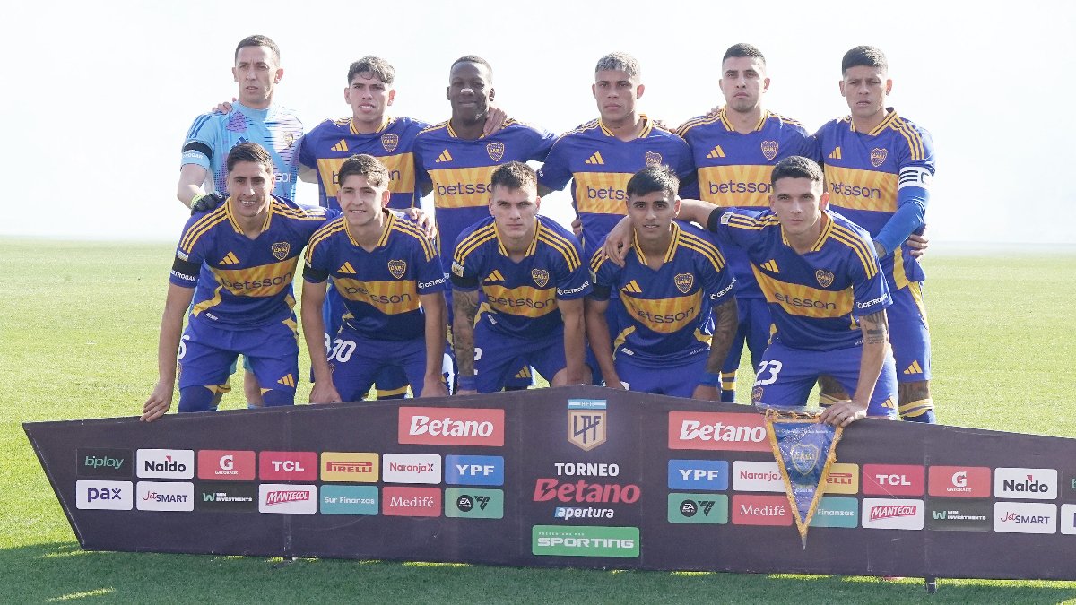 Battaglia (o segundo entre os levantados, da direita para a esquerda), ex-Atlético, foi titular do Boca contra o River (foto: Divulgação/Boca Juniors)