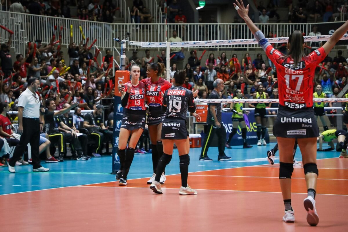 Kasiely comemora ponto pelo Bauru contra o Praia, seu ex-time (foto: Felipe Wiira/Sesi-SP)