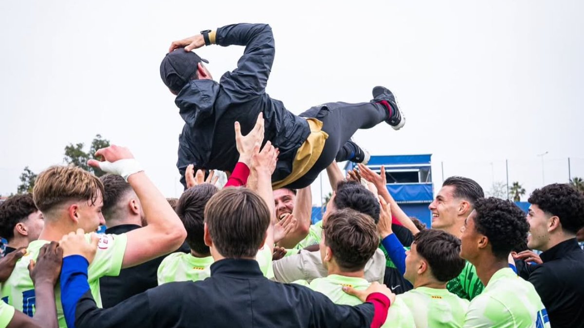 Belletti é destejado por jogadores do Barcelona Sub-19 após título (foto: Reprodução/Instagram)