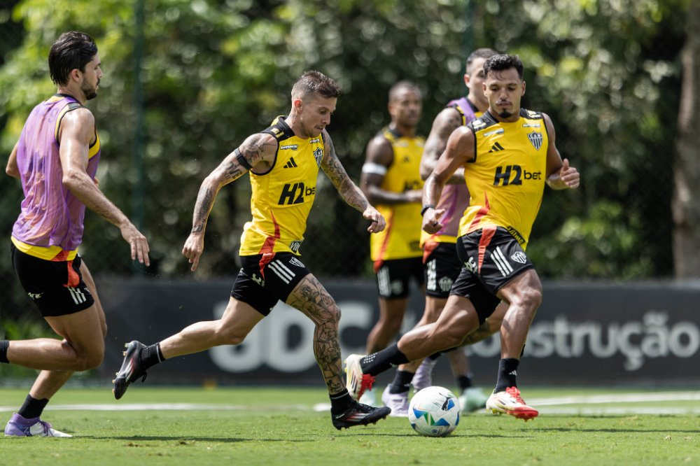 Bernard conduz a bola durante treinamento do Atlético na Cidade do Galo (21/4) (foto: Pedro Souza/Atlético)