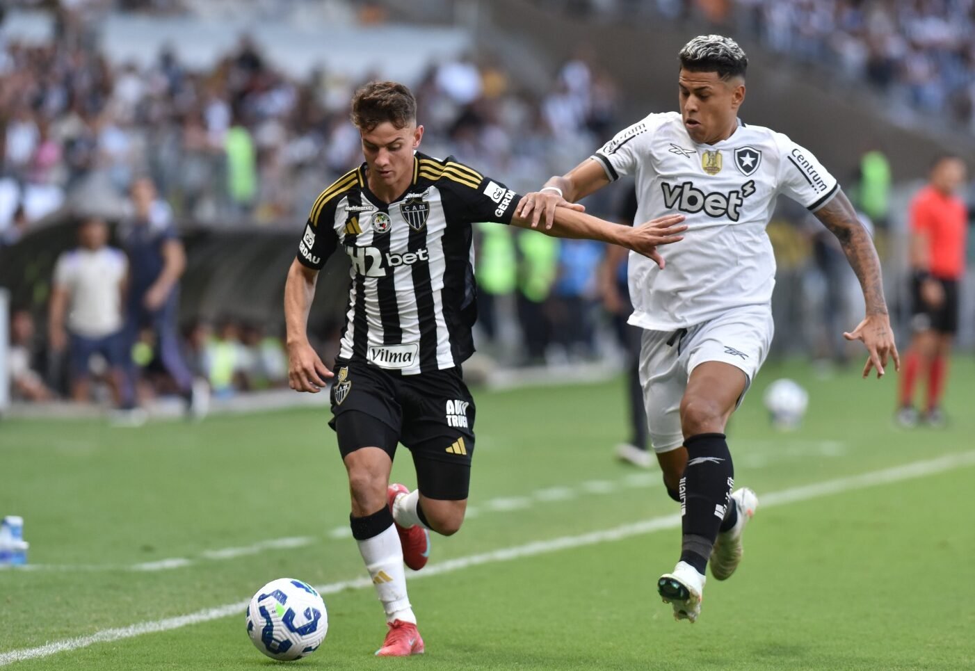 Lance de Atlético x Botafogo no Mineirão (foto: Ramon Lisboa/EM/D.A Press)