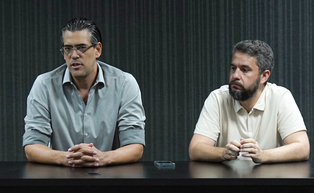 Paulo Bracks (CSO) e Rodrigo Weber (gerente de mercado), do Atlético (foto: Fábio Pinel/Atlético)