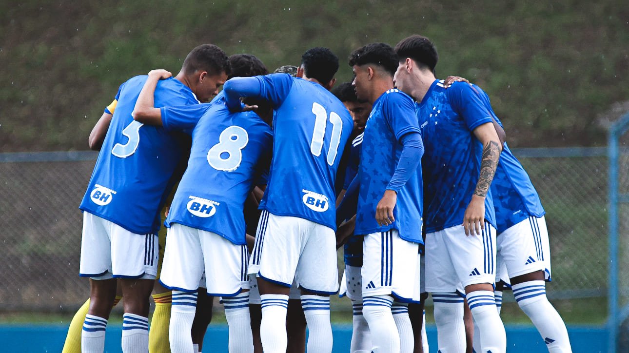 Jogadores da equipe sub-20 do Cruzeiro reunidos em campo (foto: Gustavo Martins/Cruzeiro)
