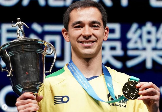Hugo Calderano comemora o título da Copa do Mundo de tênis de mesa (foto: Reprodução/ITTF)