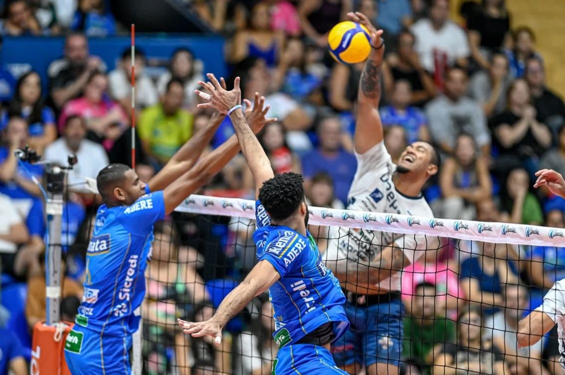 Lance do primeiro jogo entre Suzano e Campinas pela semifinal da Superliga Masculina de Vôlei 24/25 (foto: Pedro Teixeira/Vôlei Renata)