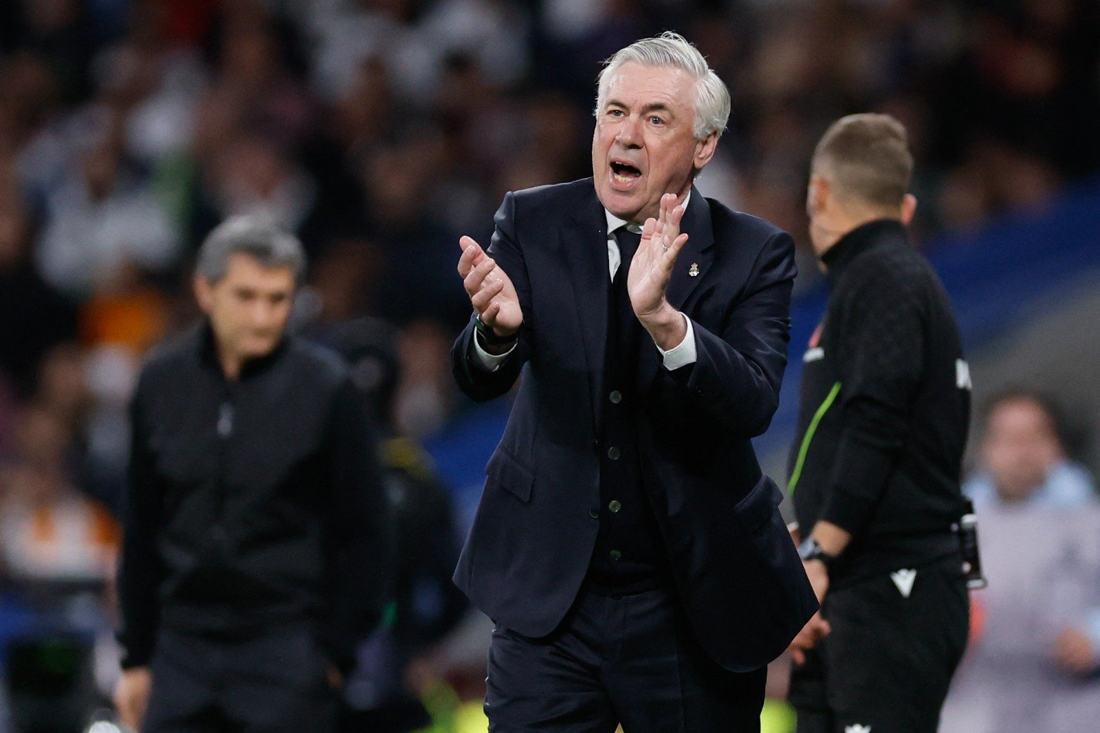 Carlo Ancelotti batendo palmas e gritando (foto: Oscar del Pozo/AFP)