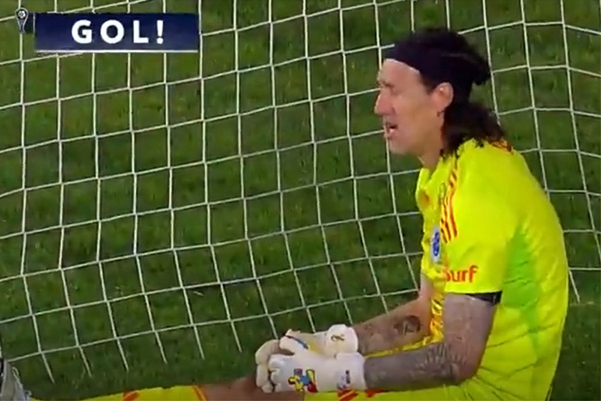 Cássio falhou no segundo gol do Palestino contra o Cruzeiro (foto: Reprodução/CazéTV)