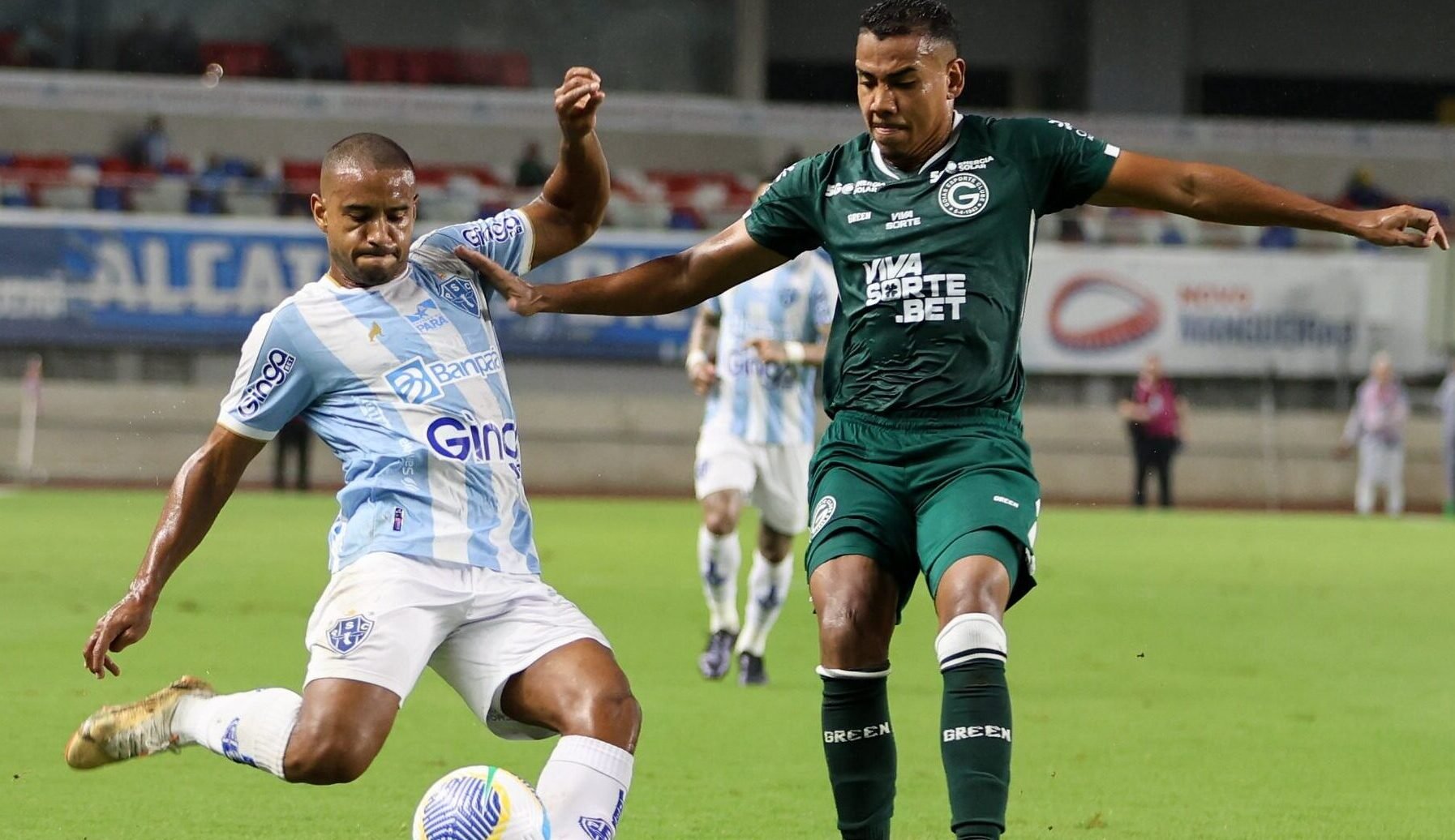 Jogadores de Paysandu e Goiás atrás da bola (foto: Jorge Luís Totti/Paysandu)