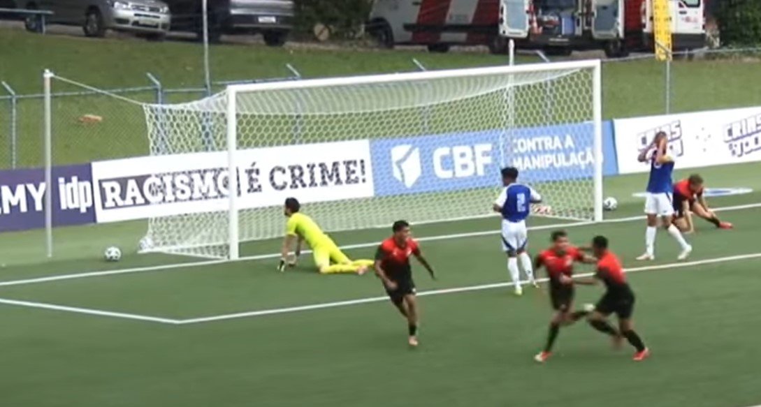Jogadores do Athletico-PR celebram gol contra o Cruzeio no Brasileiro Sub-20 (foto: Reprodução/Cruzeiro TV)