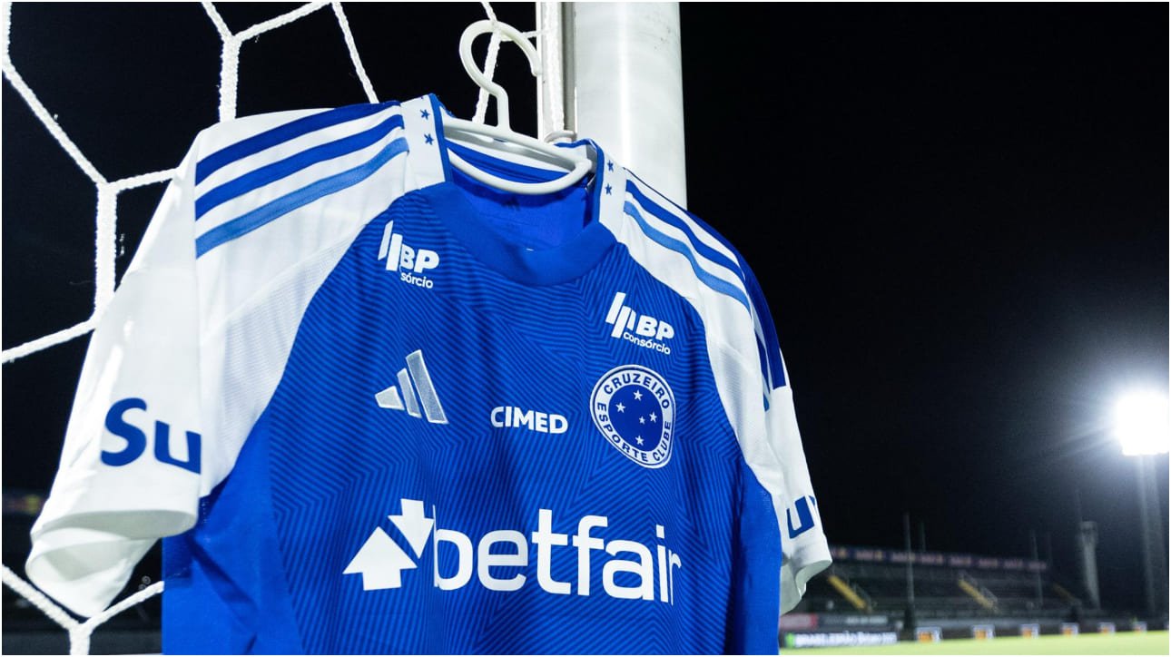 Camisa do Cruzeiro pendurada na rede do Nabi Abi Chedid (foto: Caique Coufal)