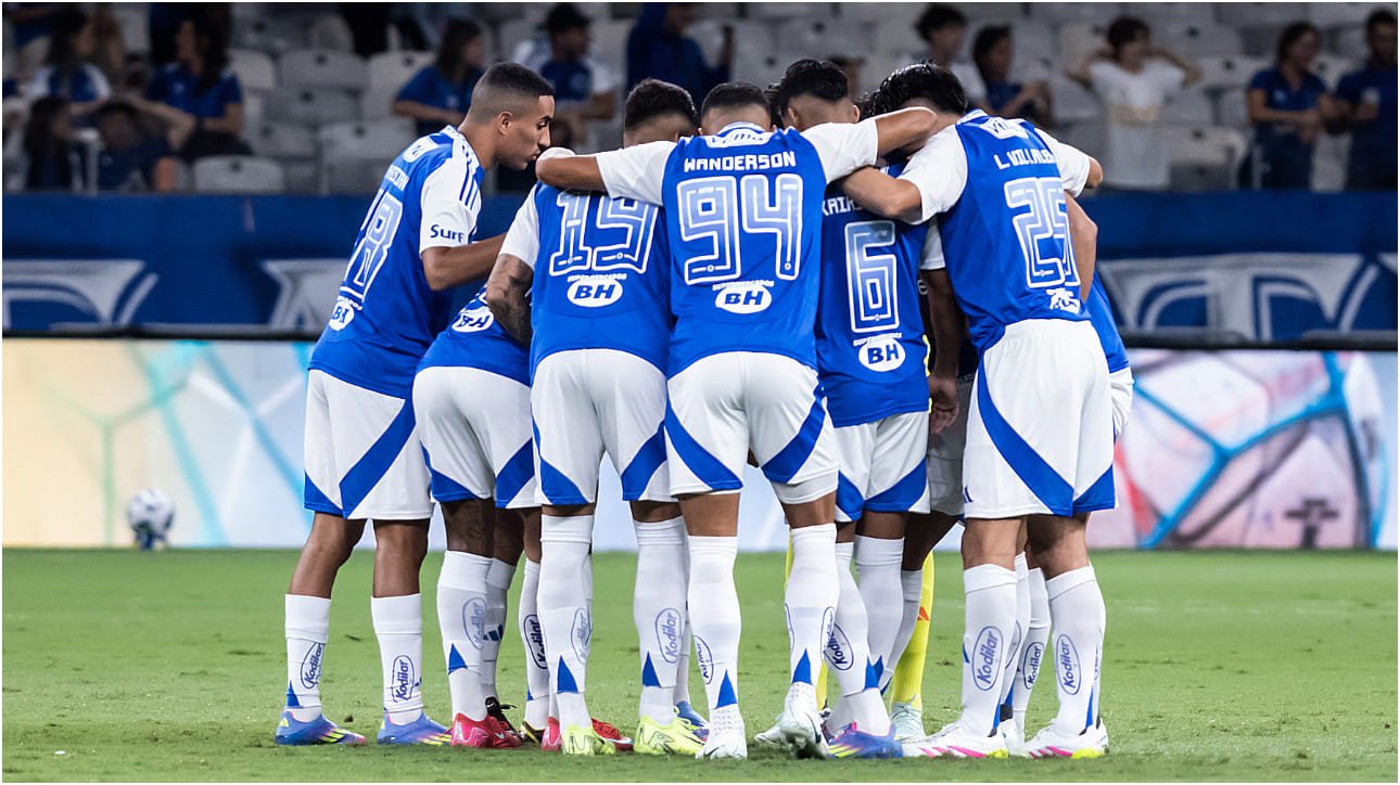 Jogadores do Cruzeiro reunidos no centro do Mineirão, antes de vitória sobre o Bahia, pelo Campeonato Brasileiro (foto: Gustavo Aleixo/Cruzeiro)