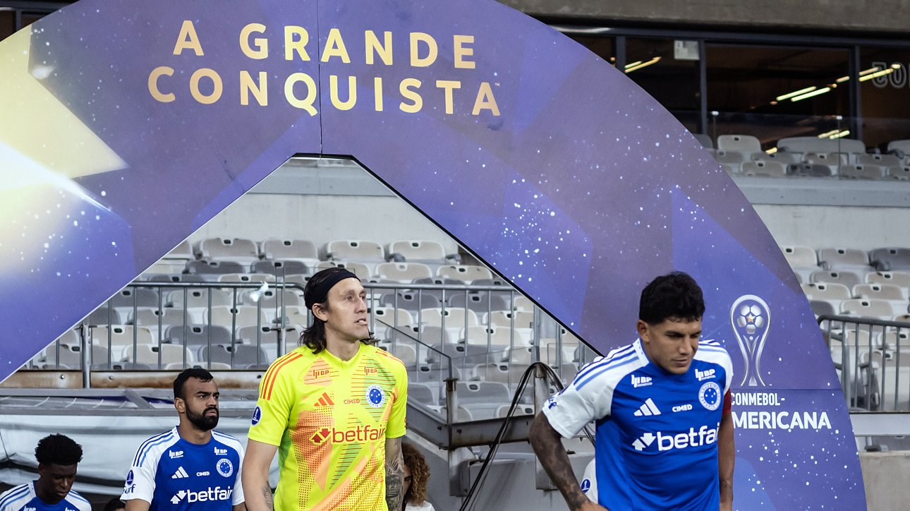 Cássio, goleiro do Cruzeiro, entrando no Mineirão (foto: Gustavo Aleixo/Cruzeiro)