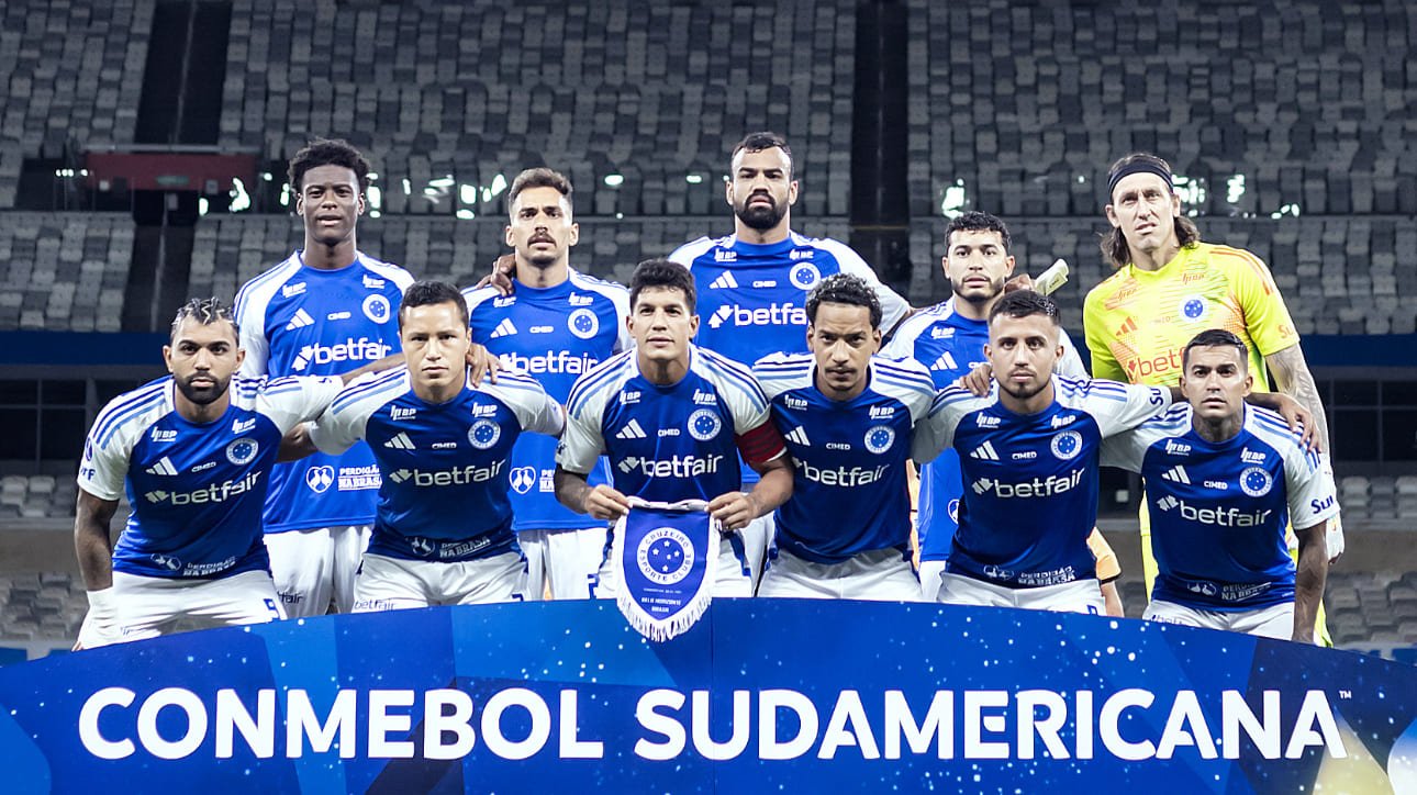 Jogadores do Cruzeiro posados antes de confronto pela Sul-Americana (foto: Gustavo Aleixo/Cruzeiro)