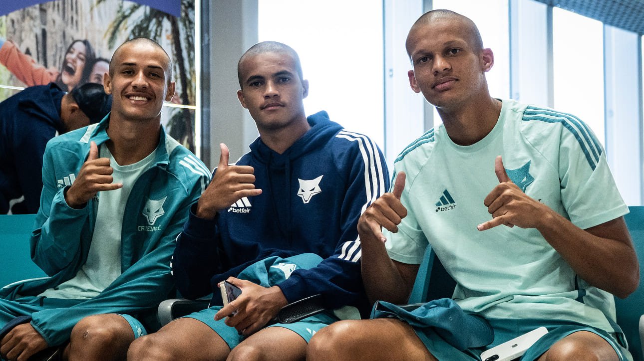 Promovidos à equipe principal do Cruzeiro, o volante Murilo Rhikman, o lateral-esquerdo Kauã Prates e o zagueiro Janderson passaram por trote e tiveram o cabelos raspado (foto: Gustavo Aleixo/Cruzeiro)