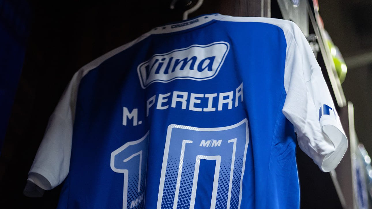 Camisa do Matheus Pereira, meio-campista do Cruzeiro, pendurada em vestiário (foto: Gustavo Aleixo/Cruzeiro)