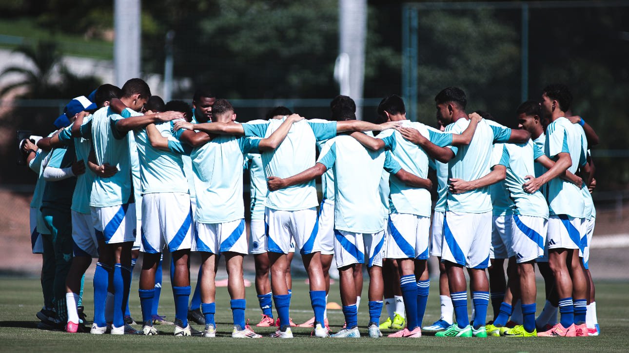 Jogadores do sub-20 do Cruzeiro reunidos antes de partida pelo Campeonato Brasileiro (foto: Gustavo Martins/Cruzeiro)