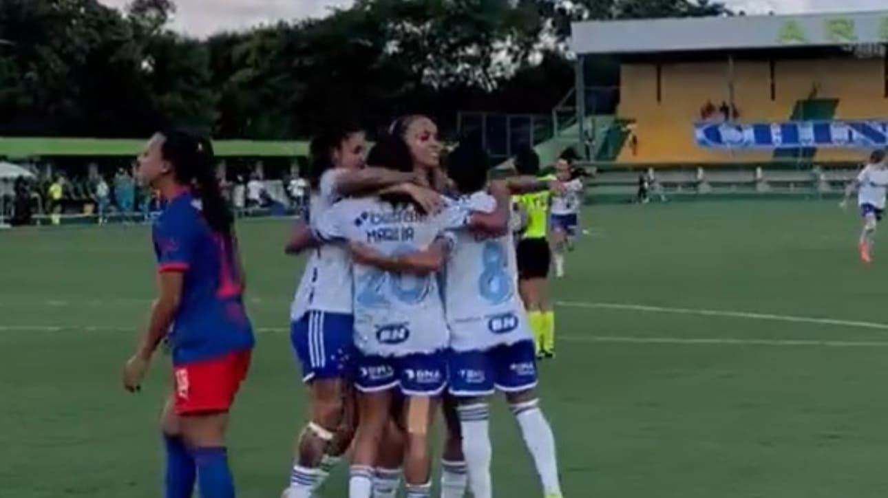 Jogadoras do Cruzeiro comemorando gol sobre Bragantino (foto: Reprodução/Cruzeiro)