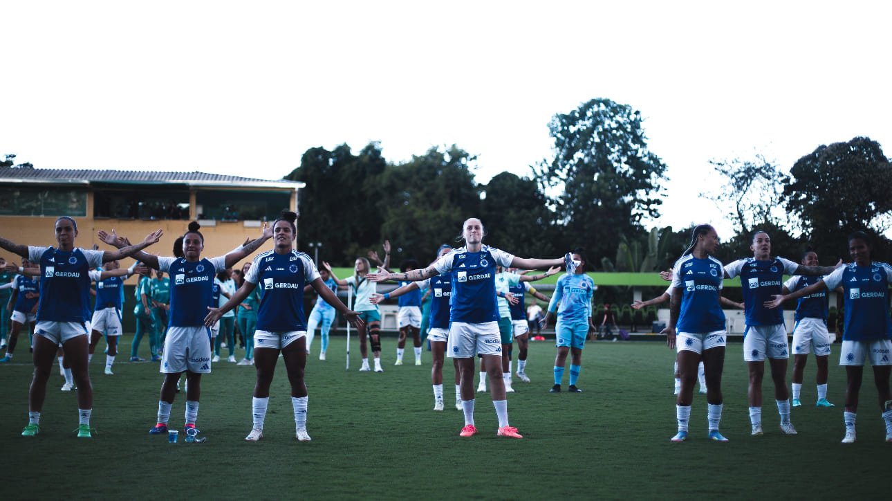 Jogadoras do Cruzeiro comemorando com a torcida após vitória sobre o Juventude, pelo Brasileiro Feminino (foto: Gustavo Martins/Cruzeiro)