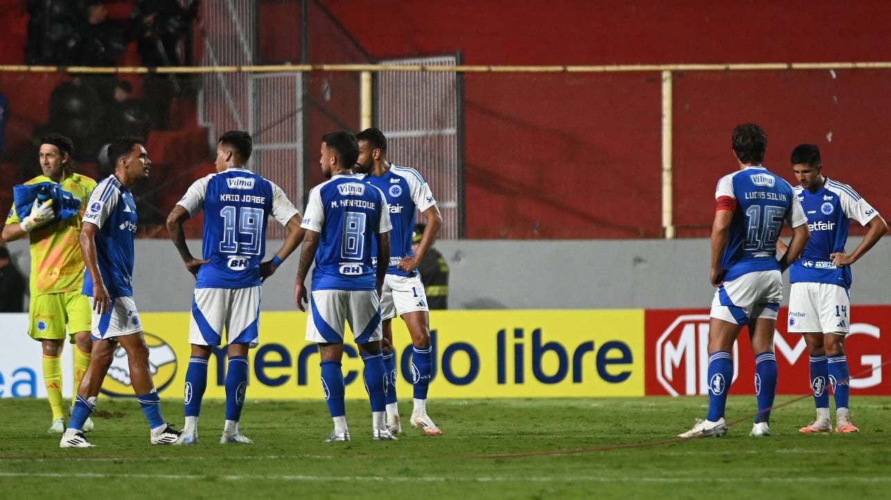 Jogadores do Cruzeiro lamentam gol sofrido por Unión, pela Sul-Americana (foto: José Almeida/AFP)