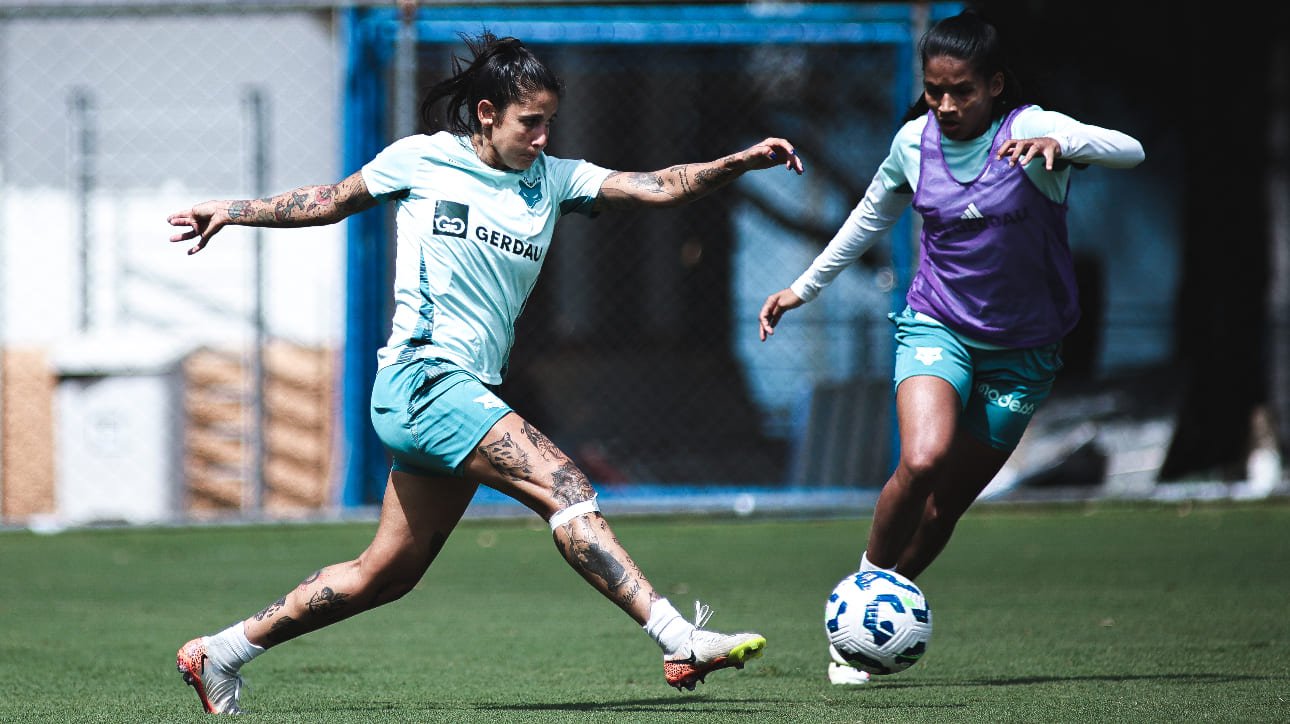 Gaby Soares, meio-campista do Cruzeiro, e Marília, atacante, em treinamento (foto: Gustavo Martins/Cruzeiro)