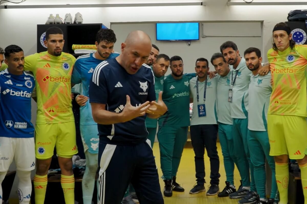 Técnico Leonardo Jardim em preleção a jogadores do Cruzeiro (foto: Divulgação/TV Cruzeiro)