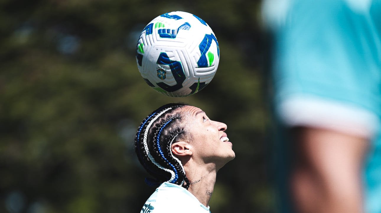 Byanca Brasil, atacante do Cruzeiro, em treinamento na Toca da Raposa 1 (foto: Gustavo Martins/Cruzeiro)