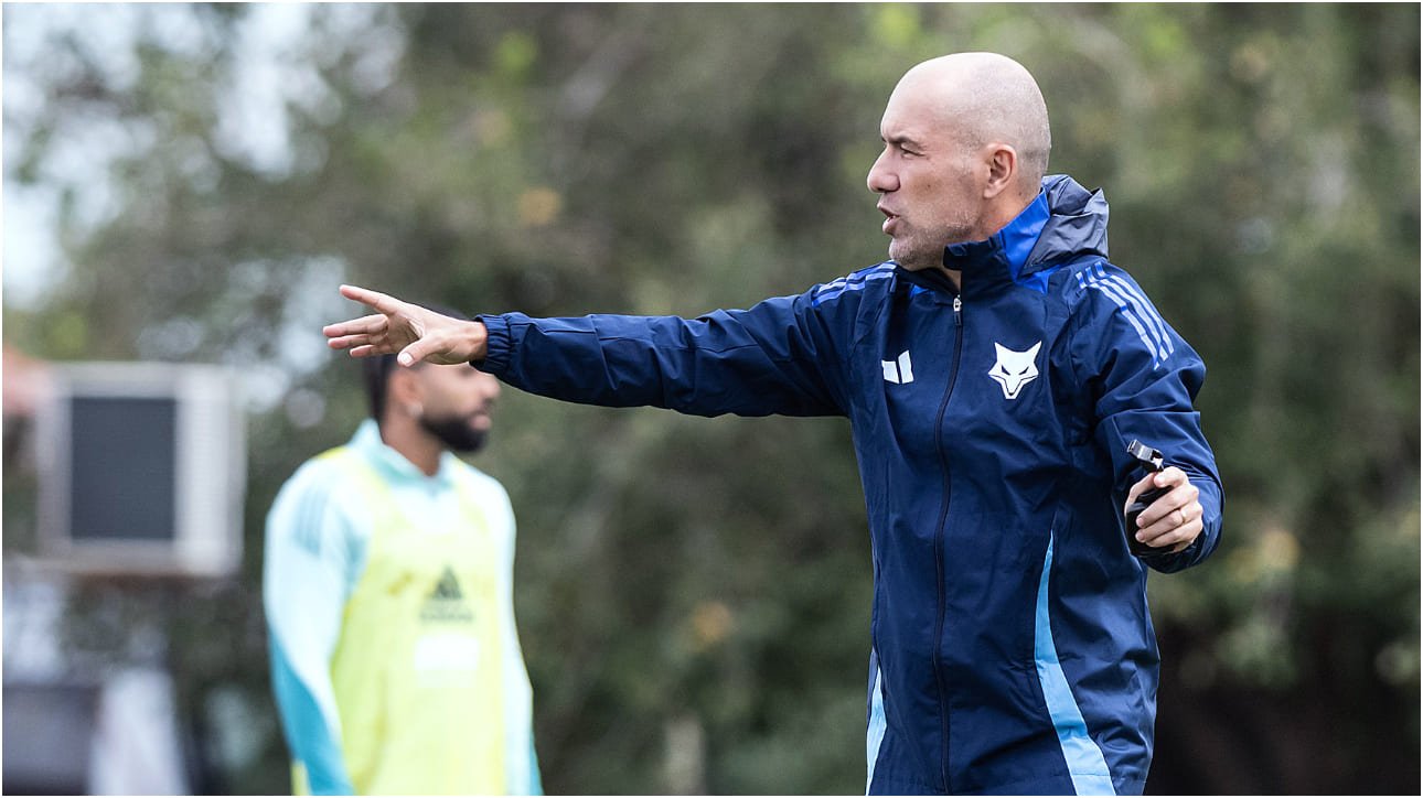 Leonardo Jardim, técnico do Cruzeiro, em treinamento na Toca da Raposa (foto: Gustavo Aleixo/Cruzeiro)