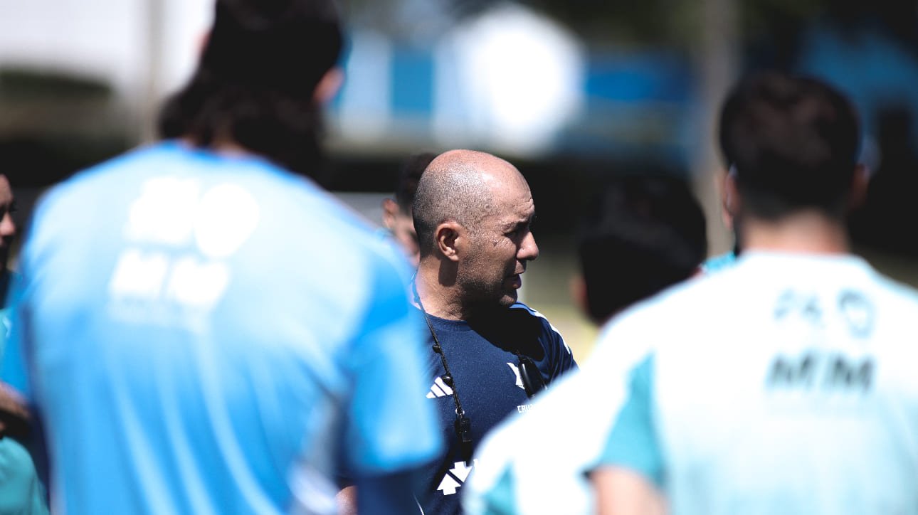 Leonardo Jardim, técnico do Cruzeiro, em treinamento na Toca da Raposa 2 (foto: Gustavo Martins/Cruzeiro)