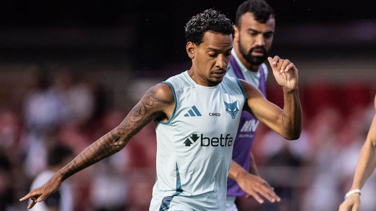 Matheus Pereira, meio-campista do Cruzeiro, em aquecimento (foto: Marco Galvão)