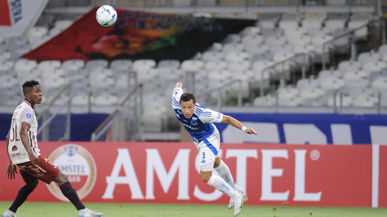 Jogadores de Cruzeiro e Mushuc Runa em duelo no Mineirão, pela Sul-Americana (foto: Alexandre Guzanshe/EM/D.A. Press)