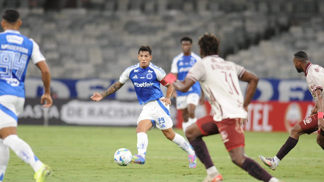 Lucas Romero vestiu a braçadeira de capitão do Cruzeiro na derrota por 2 a 1 para o Mushuc Runa (foto: Alexandre Guzanshe/EM/D.A Press)