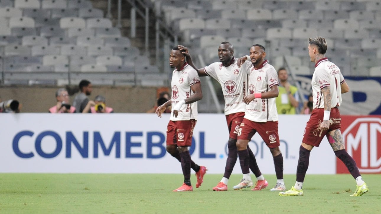 Jogadores do Mushuc Runa comemorando gol sobre o Cruzeiro, pela Sul-Americana (foto: Alexandre Guzanshe/EM/D.A. Press)